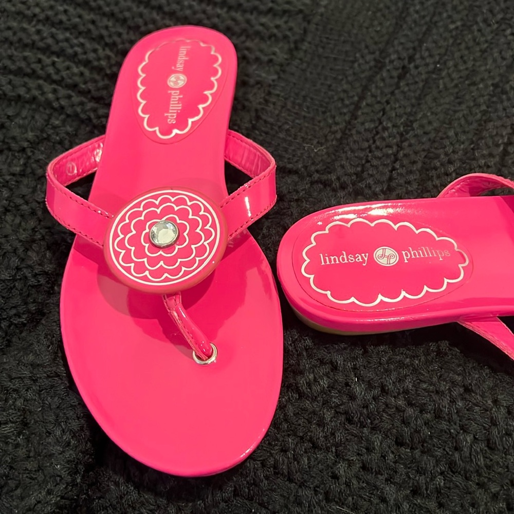 💕 Lindsay Phillips NWOT hot pink vegan leather flip flops